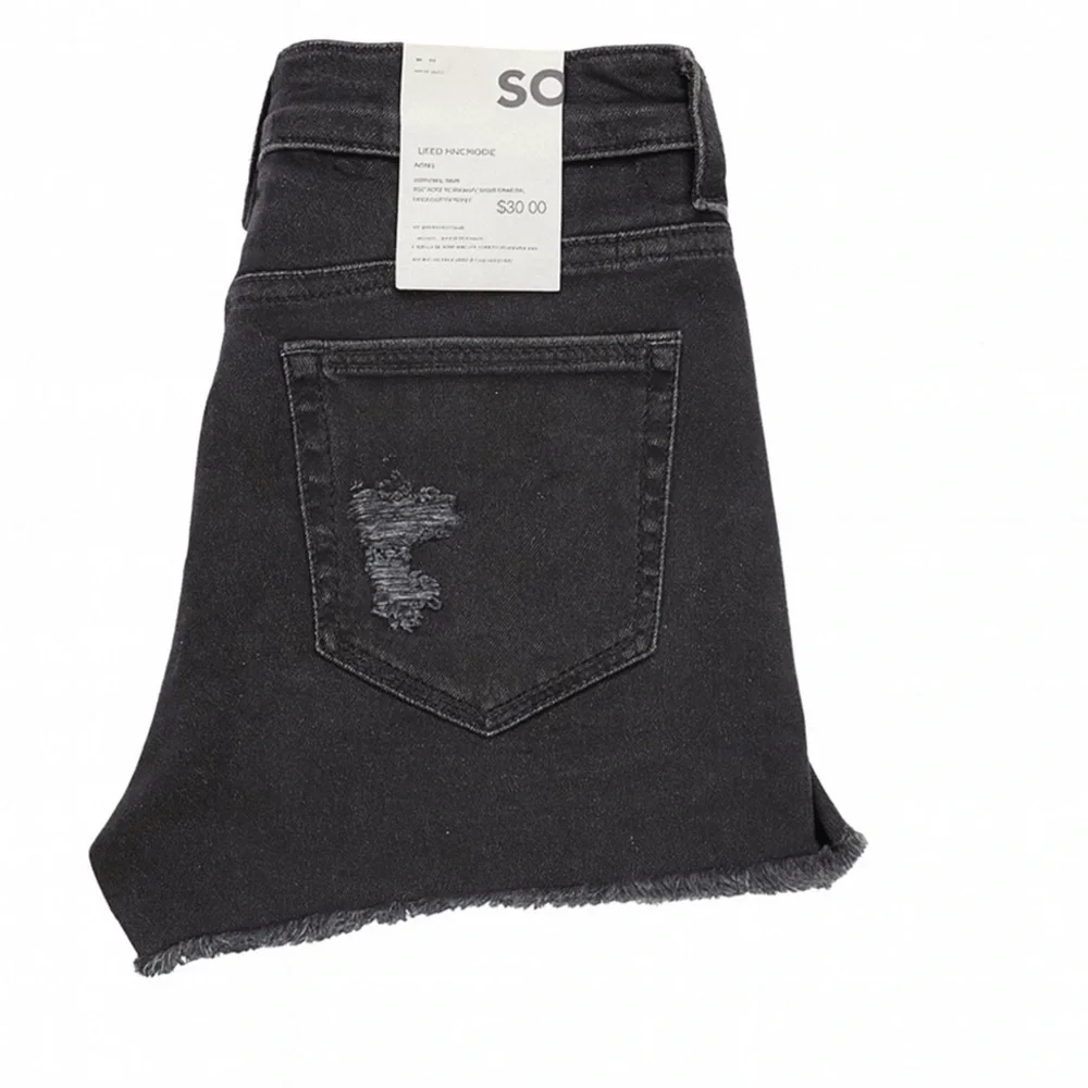 SO NWT Junior’s size 11 black denim mom jean shorts.  30” waist, 2.5” inseam